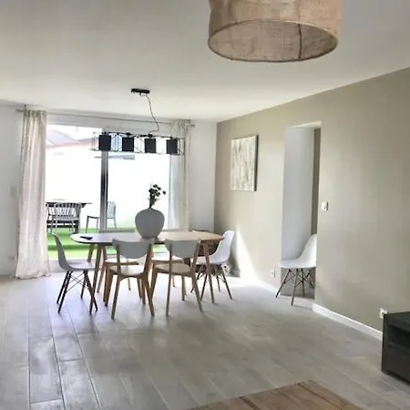 Hébergement de vacances Maison Cosy Avec Terrasse à 10 Minutes Du Centre La Rochelle (Charente-Maritime)