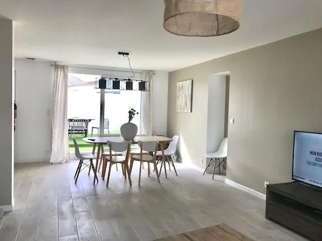 Hébergement de vacances Maison Cosy Avec Terrasse à 10 Minutes Du Centre La Rochelle (Charente-Maritime)